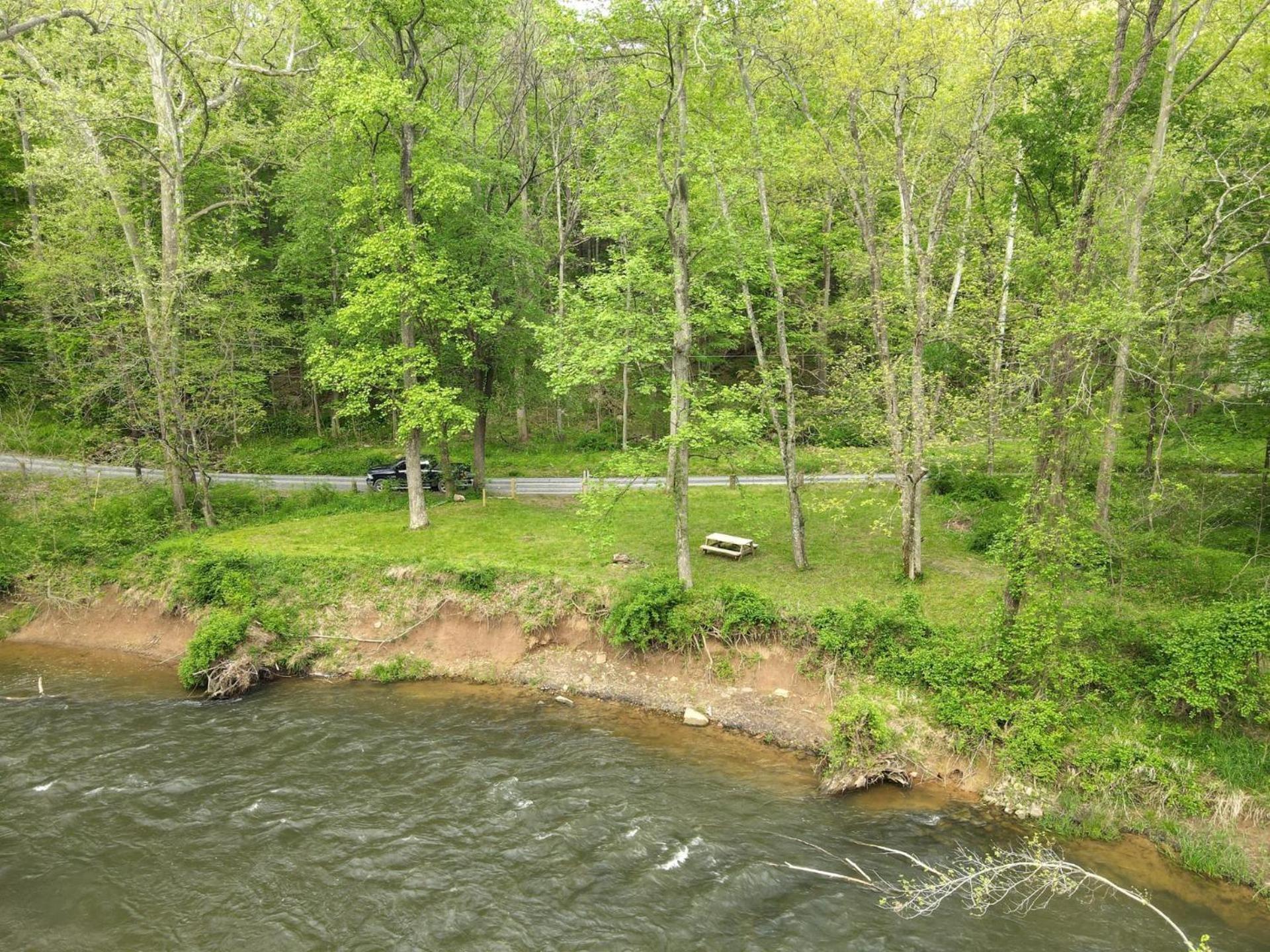 River Walk Cottage - Hot Tub - Pet Friendly - Swing - Screen Porch - River Access - Fire Pit - Wifi - Grill - Deck - King Bed Great Cacapon Екстер'єр фото